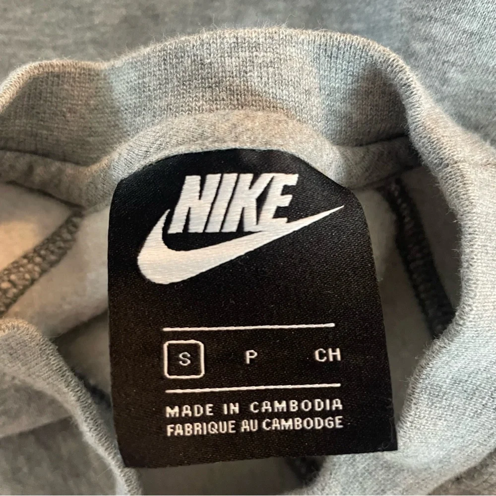 Nike Gray Sportswear Swoosh Fleece Crewneck Cropped Sweatshirt 27092